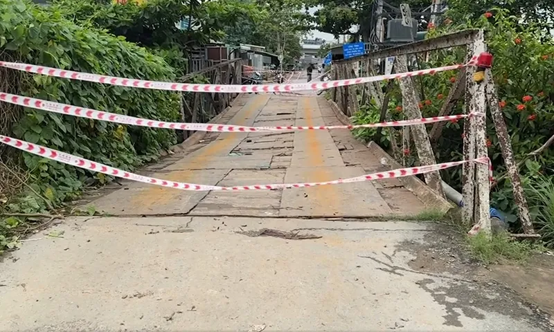 Xe ben chở cát gây sụp lún cầu ở Cần Thơ