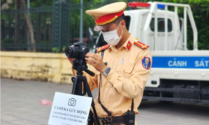 Hà Nội: CSGT ghi hình công khai, răn đe xe máy vi phạm