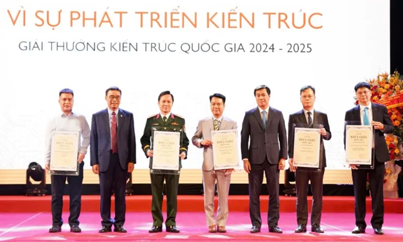 Đại diện ACV nhận giải thưởng Vì sự phát triển Kiến trúc