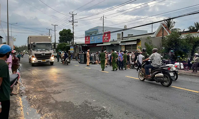 Xe ba gác máy tông xe máy, một người phụ nữ tử vong thương tâm