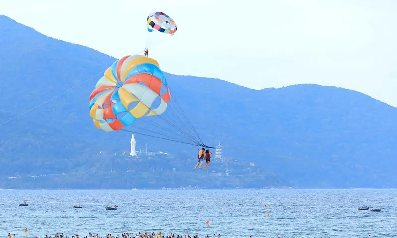 du lịch biển Đà Nẵng dịch vụ cano kéo dù bay - Ảnh baovanhoa.vn