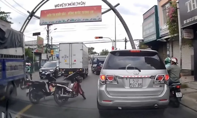 Mâu thuẫn khi đang đi đường, 2 người đi xe máy xông vào đánh nhau