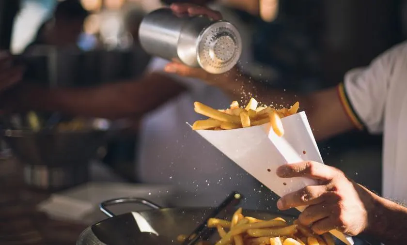 Người Việt tiêu thụ muối và thức ăn nhanh ở mức báo động