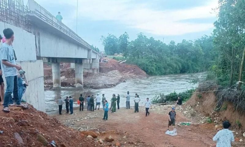 Quảng Ninh: 7 học sinh bị lũ cuốn, 2 em tử vong