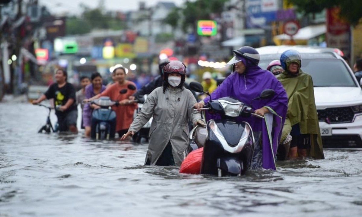Từ chiều 22/5: TPHCM mưa lớn kéo dài, cảnh báo ngập lụt