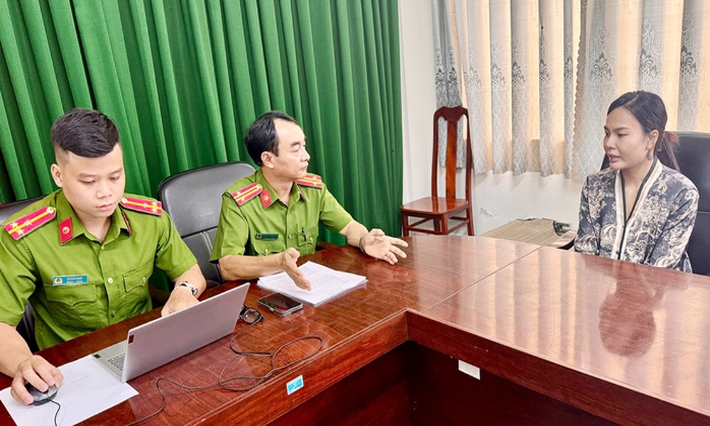 Người đàn ông chết trong phòng ngủ với 49 vết đâm