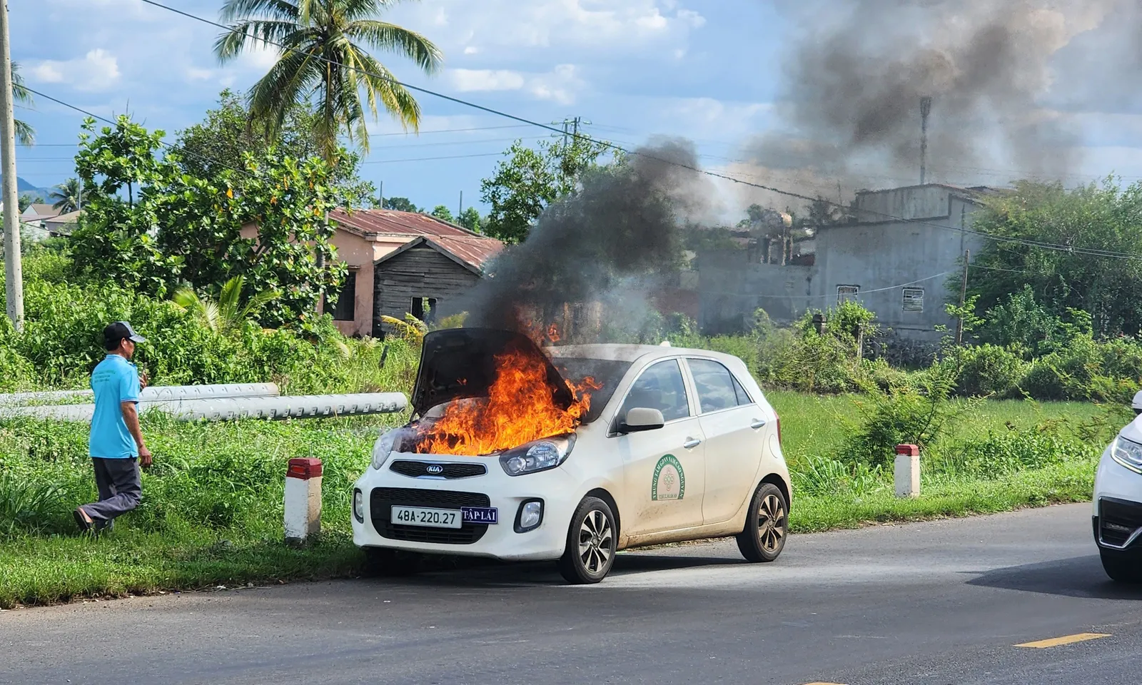 Xe tập lái bốc cháy trên Quốc lộ 14, người dân hỗ trợ dập lửa