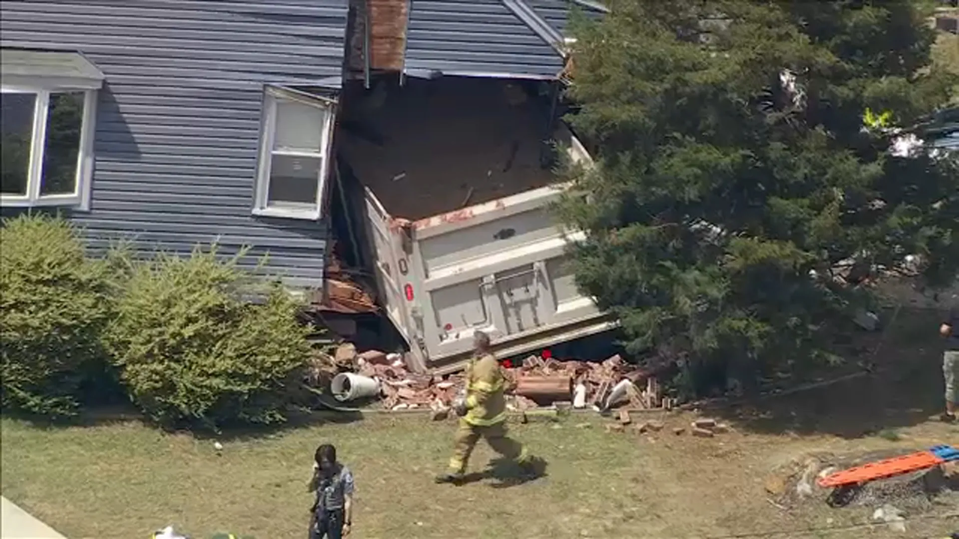 16484183_052025-wpvi-dump-truck-crash-truck-into-side-img