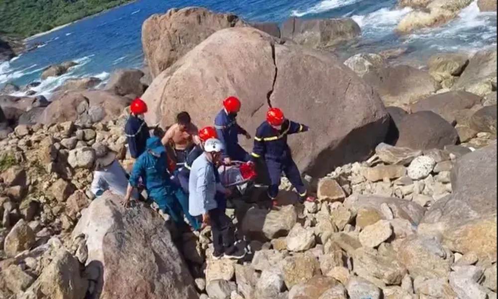 Phát hiện thi thể đang phân hủy dưới ghềnh đá Sơn Trà