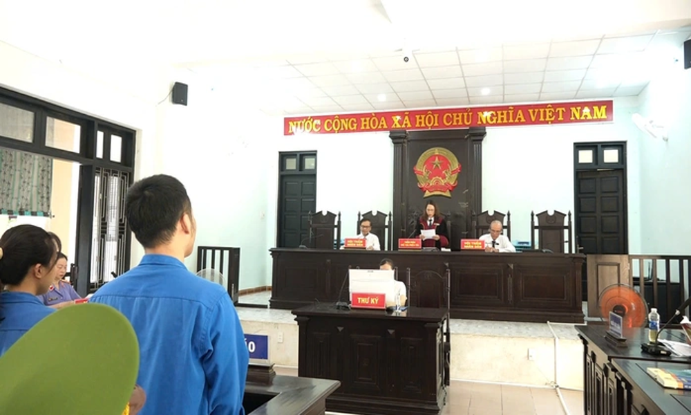 Cặp đôi nhận hàng dưới chân cầu, buôn ma túy qua Telegram