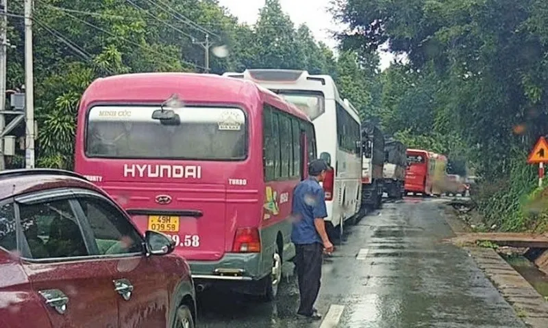 Quốc lộ 20 tắt nghẽn cả 2 chiều vì hai vụ tai nạn liên tiếp trong hơn 2 giờ