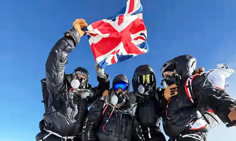 Bốn nhà leo núi người Anh lên đỉnh Everest chưa đầy một tuần sau khi rời London nhanh nhất từng được ghi nhận tại Nepal Ảnh AP