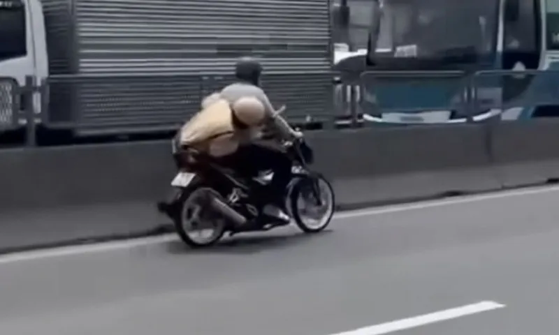 Vụ clip CSGT bám xe máy trên đường Lê Khả Phiêu: Chuyển hồ sơ sang cơ quan điều tra