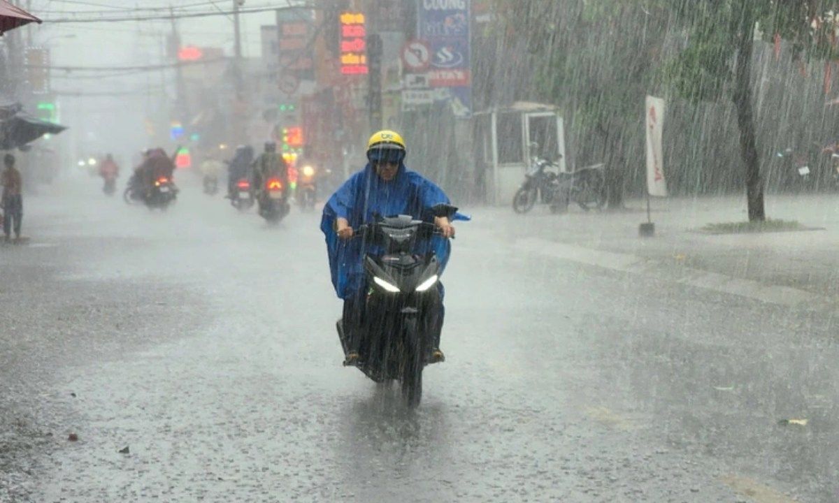 TPHCM “ngập” trong mưa: Cảnh báo ngập nặng và sạt lở