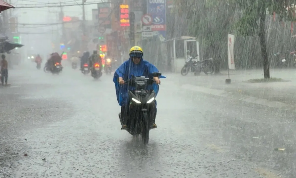 TPHCM “ngập” trong mưa: Cảnh báo ngập nặng và sạt lở