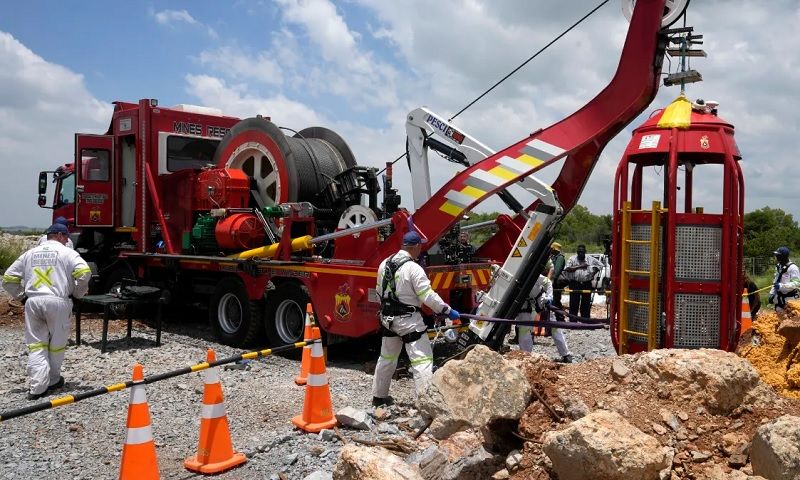 Nam Phi chạy đua thời gian giải cứu 289 công nhân mắc kẹt dưới mỏ vàng sâu 3.200 mét