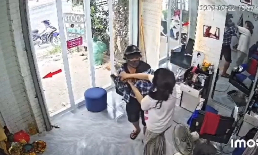 Chủ tiệm tóc bất ngờ bị hành hung ngay tại chỗ làm
