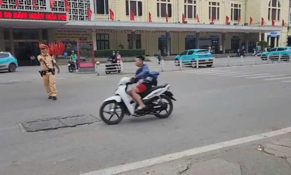 Nam thanh niên chống người thi hành công vụ sau khi uống bia