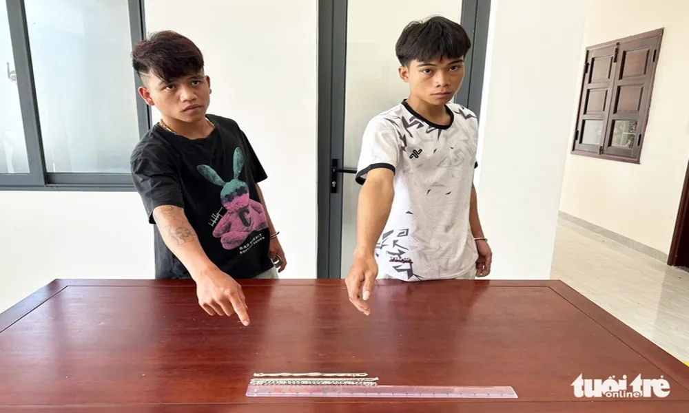 Hai thanh niên bạo hành và cướp tài sản học sinh trong ký túc xá