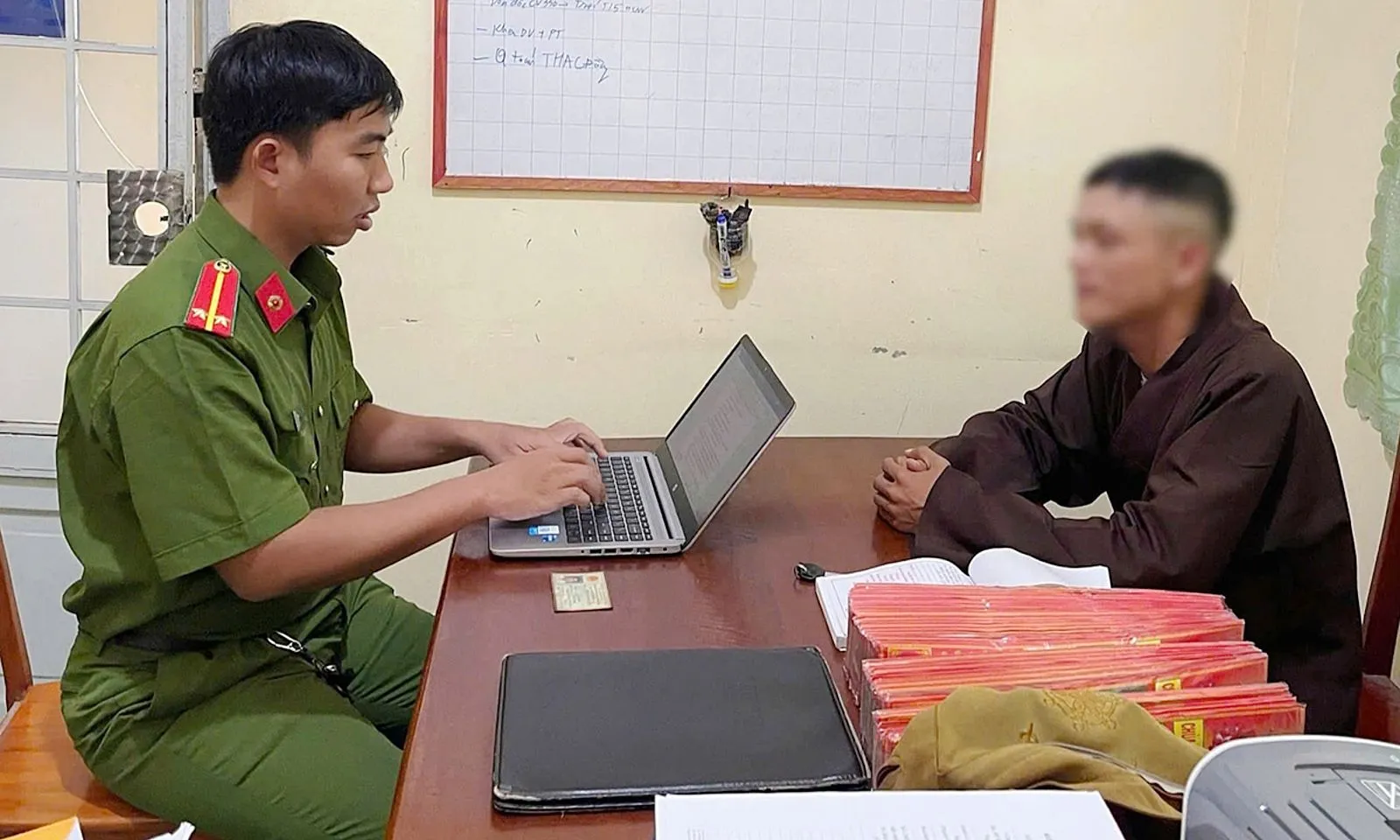 Vĩnh Long: Giả tu sĩ bán nhang, kêu gọi từ thiện xây chùa