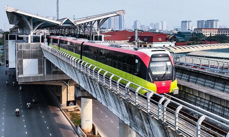 Tàu điện tuyến Metro Nhổn - ga Hà Nội đang chạy bỗng dừng đột ngột