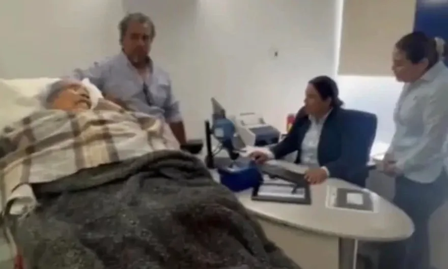 Cụ bà 96 tuổi nằm cáng đến ngân hàng xác minh danh tính, dư luận phẫn nộ vì quy trình vô cảm