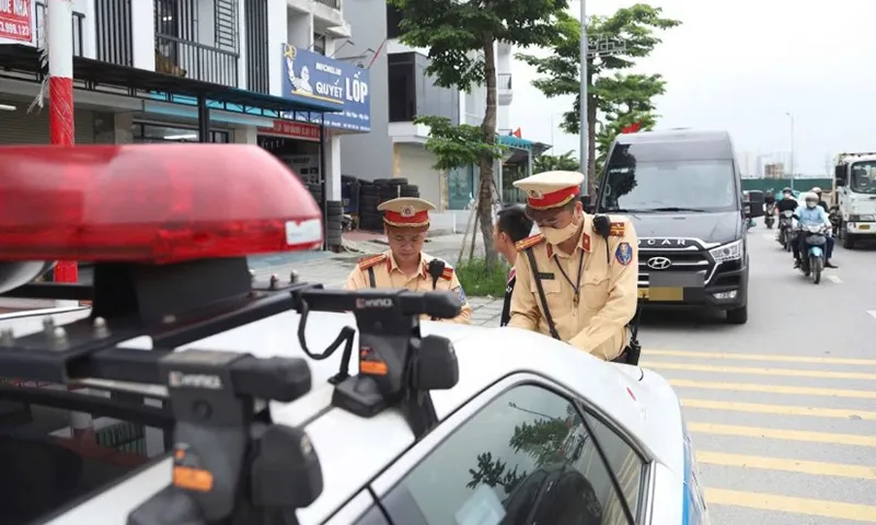 CSGT xử lý xe limousine vi phạm