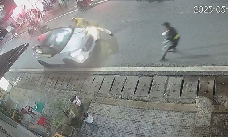Có nồng độ cồn, bị dừng xe kiểm tra thì đâm xe ô tô vào Tổ công tác