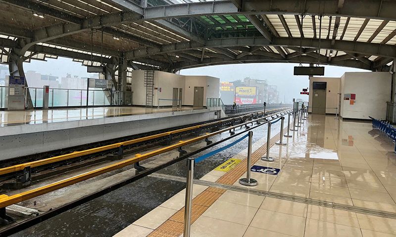 Mưa lớn gió mạnh, nước tràn vào ga metro Cát Linh - Hà Đông