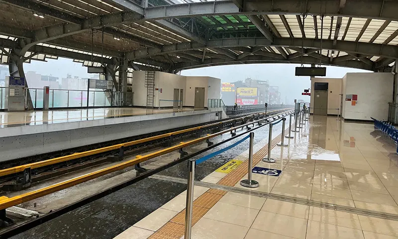 Mưa lớn gió mạnh, nước tràn vào ga metro Cát Linh - Hà Đông