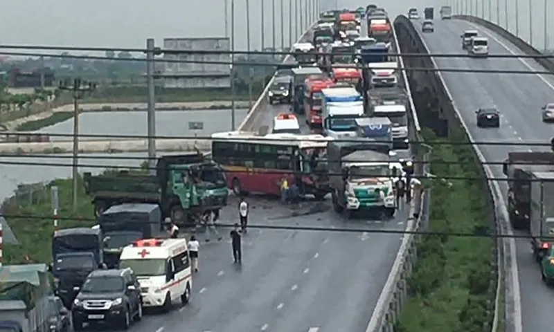 Xe khách va chạm xe tải, cao tốc Cao Bồ - Mai Sơn ùn tắc kéo dài