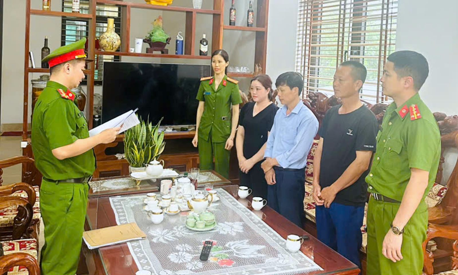 Khởi tố người phụ nữ đóng gói và kinh doanh nhiều loại hàng giả