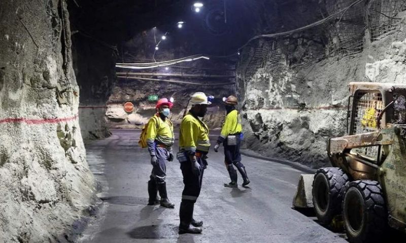 Gần 300 công nhân mắc kẹt trong mỏ vàng 