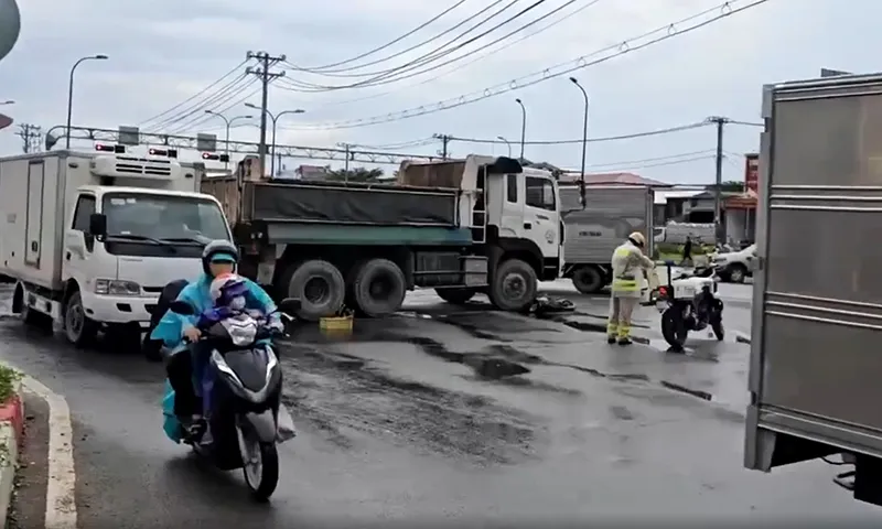 Đèn giao thông bật xanh, xe ben cuốn xe máy vào gầm làm người phụ nữ tử vong