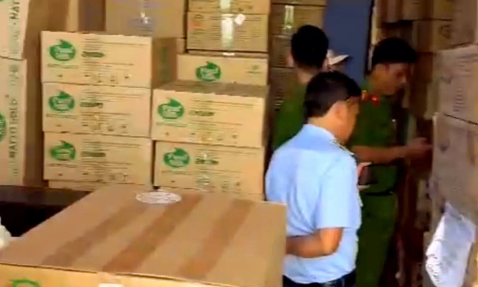 Điểm tin chiều 24/5: Phát hiện kho chứa gần 12.000 lon sữa nghi hàng giả