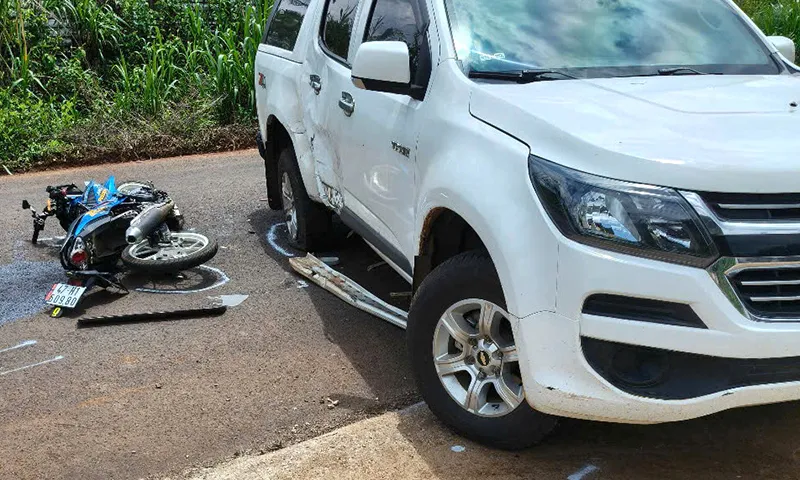 Va chạm với xe bán tải, thanh niên đi xe máy tử vong sau khi đi cấp cứu