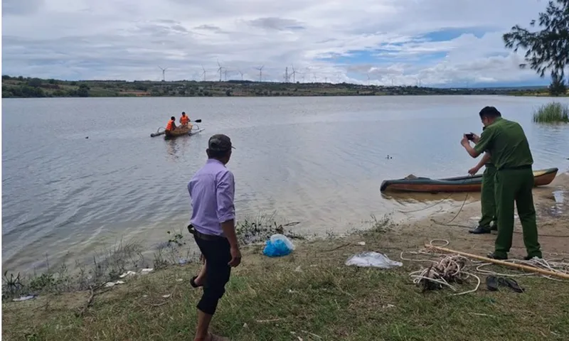 Xe khu du lịch chở du khách lao xuống hồ, một người tử vong