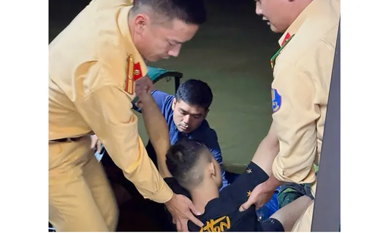 Nam thanh niên rơi xuống sông được cứu thoát