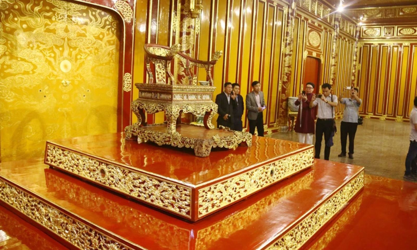Điểm tin sáng 25/5: Ngai vàng triều Nguyễn bị bẻ gãy | Phụ nữ sinh 2 con sắp nhận trợ cấp 