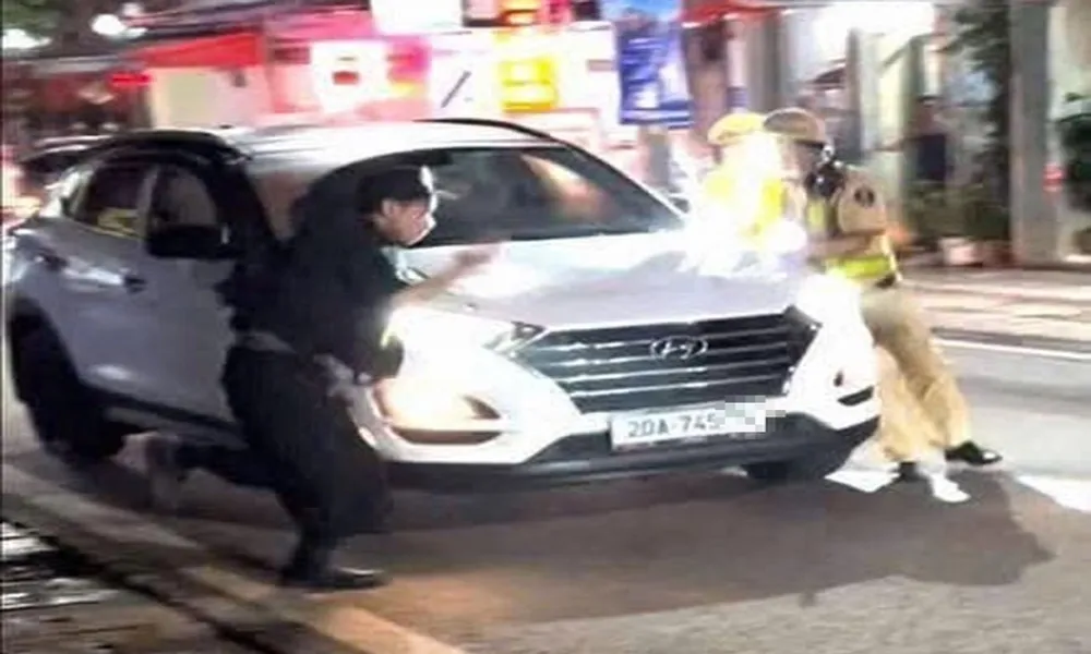 Lái xe tông thẳng vào CSGT khi bị kiểm tra nồng độ cồn