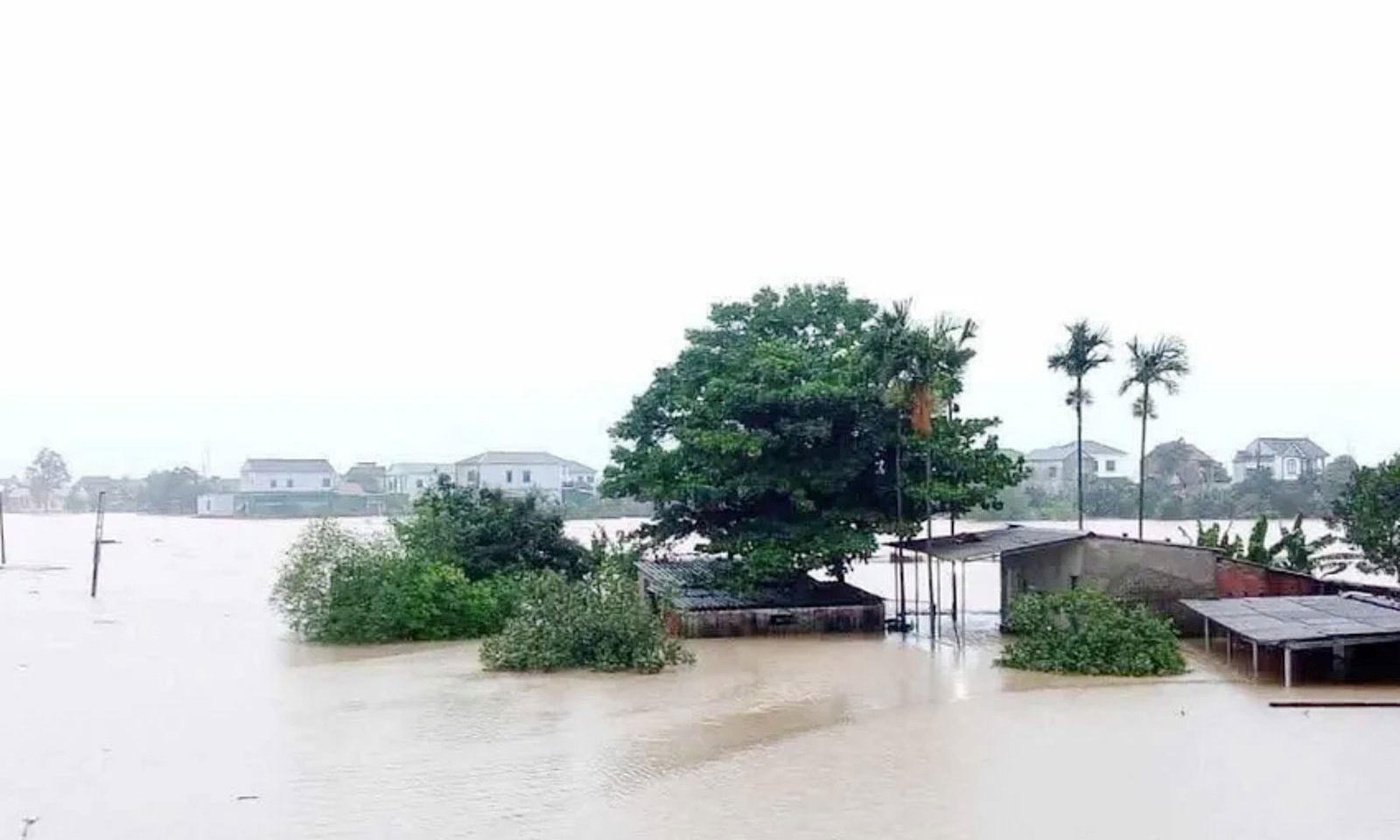 Hà Tĩnh: Mưa lớn gây lũ quét trong đêm, nhiều tài sản bị cuốn trôi