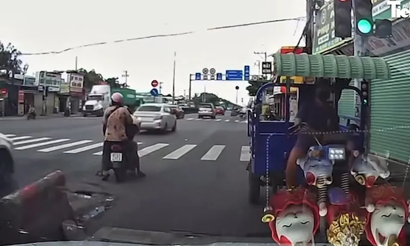 Người lái xe ba gác xuống xe tắt máy bỏ đi dù đang đậu ngược chiều chắn đường xe ô tô