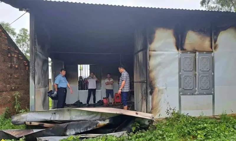 Sét đánh vào nhà bà Dung làm cháy nhà