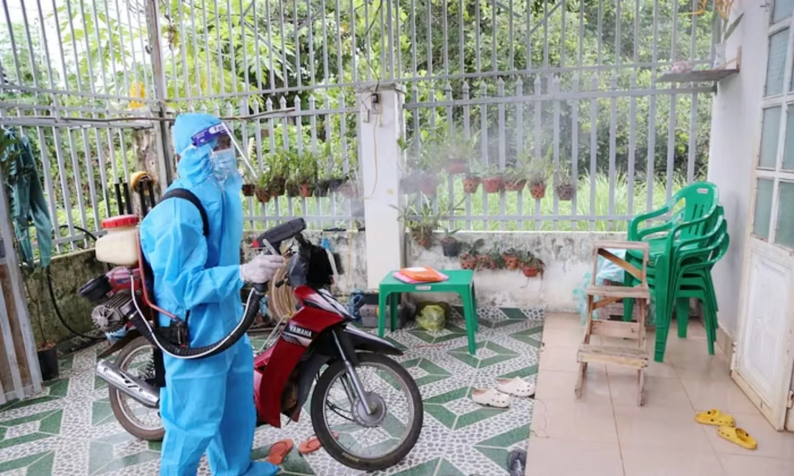 Sốt xuất huyết, tay chân miệng, COVID-19 gia tăng