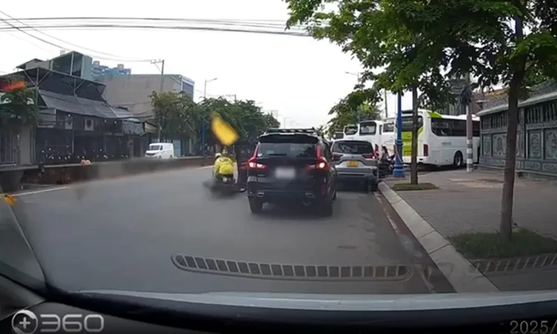 Tài xế ô tô mở cửa hất văng xe máy còn đòi xe máy đền 3 triệu đồng