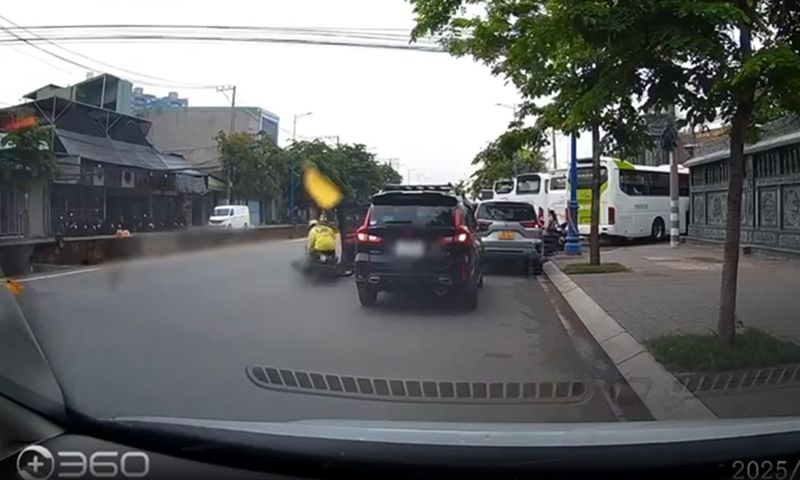 Tài xế ô tô mở cửa hất văng xe máy còn đòi xe máy đền 3 triệu đồng!