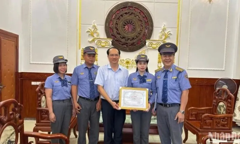Thưởng nóng tổ tàu SE4 có hành động đẹp, nhân văn