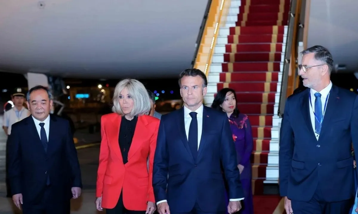 tong-thong-phap-emmanuel-macron-va-phu-nhan-bat-dau-tham-cap-nha-nuoc-toi-viet-nam-8053754-2