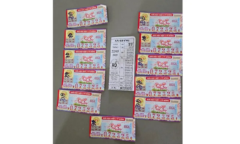 Cặp 13 tờ vé số trúng đặc biệt, 1 người mua 11 tờ mình lấy 6 tờ, tặng bạn 5 tờ