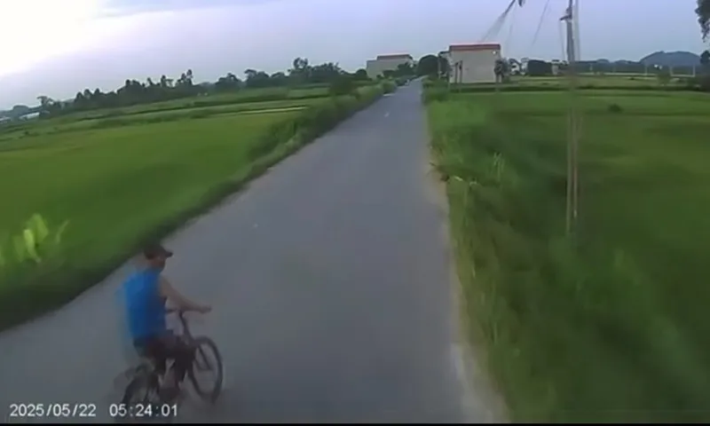 xe tải lật vì mạnh ai nấy chạy
